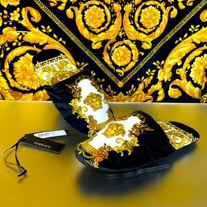 VERSACE PRINT SLIPPERS “LA MEDUSA RENAISSANCE “ SIZE LARGE FITS UNTIL SIZE 12